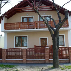 Rozsakert Apartmanhaz Pensiune